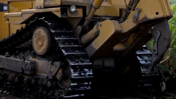 Tractor bulldozer trabajando en la obra — Vídeo de stock