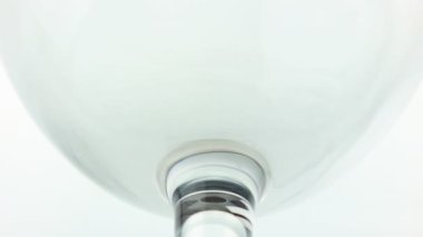 bir bardak içine dökülen beyaz şarap