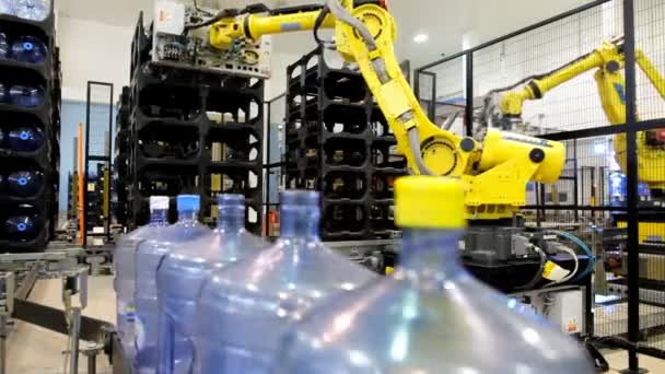 Industria del transportador de botellas de agua, empresa para la producción de agua embotellada pura — Vídeos de Stock