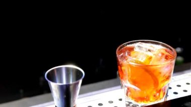 Barmen bir kokteyl ile cam pipet koyar ve o alır