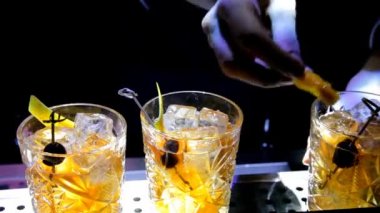 Narenciye kokteyller kulübünde barmen karışımları