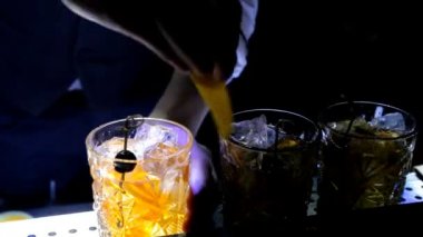 Barmen kokteyller üzerinde sayaç yapıyor