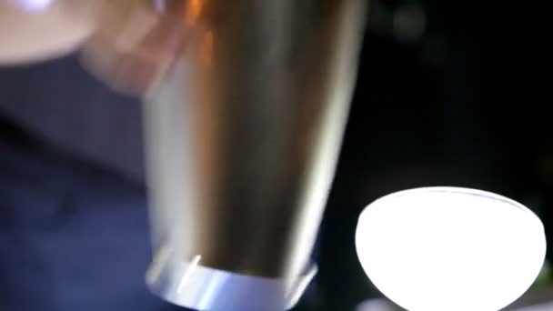 Barman preparar bebida cóctel — Vídeo de stock
