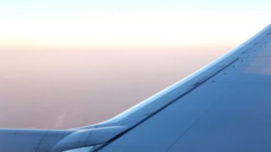 Bulutların üzerinde uçan uçağın penceresinin video görüntüleri