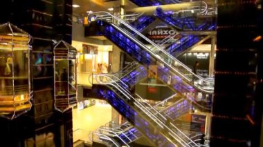 Birçok alıcı yürüyen modern alışveriş merkezi içinde hareket.