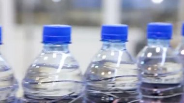 Plastik su şişeleri üzerinde konveyör