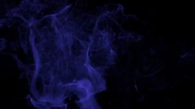 siyah arka plan üzerinde akan duman