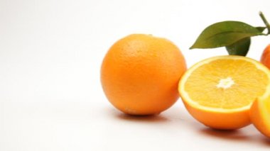 beyaz zemin üzerinde olgunlaşmış sulu portakal