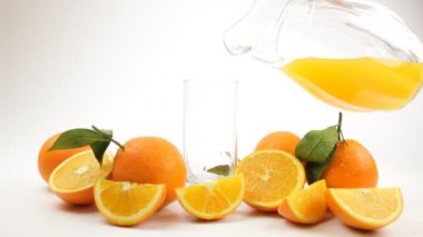 Bir bardak taze sıkılmış portakal suyu sürahi dökme