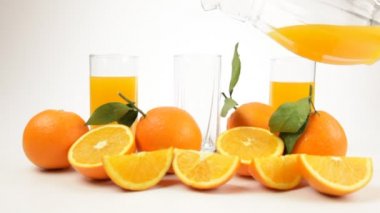 Bir bardak taze sıkılmış portakal suyu dökerek