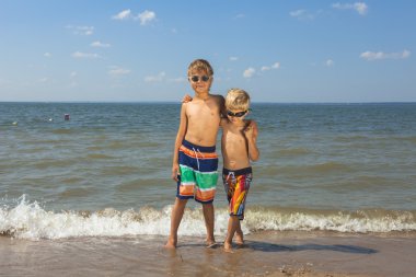 Sahildeki Mutlu Çocuklar