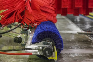 Otomatik oto yıkama kırmızı ve mavi fırçalar içinde hareket