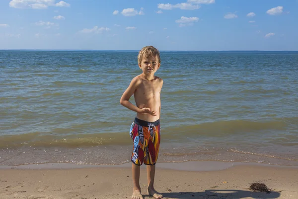 住在阳光充足的海滩上的小男孩 — 图库照片