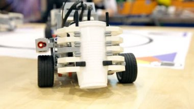 Plastik bardak Oluşturucu temel alınarak geliştirilen robotlar, çöpçülük