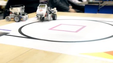 Plastik bardak robotlar çöpçülük.