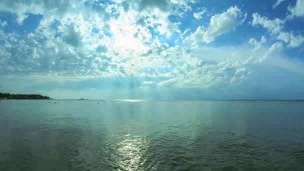Gyönyörű idő megszűnése a napfény áttörve a felhők a tenger felett — Stock videók