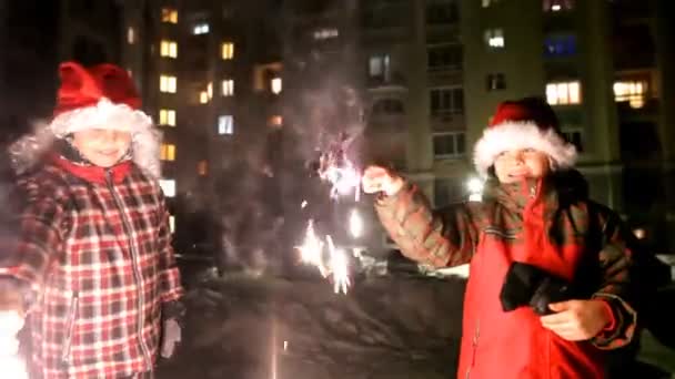 Enfants heureux avec des étincelles célébrant Noël en plein air — Video