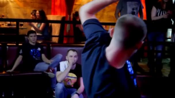 Бармен жонглирует бутылками и стаканами для зрителей в ночном клубе . — стоковое видео