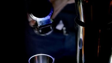 Kireç kokteyl için sıkma barmen