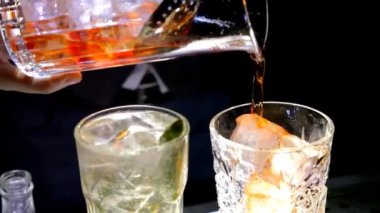 Barmen buz ile alkollü kokteyl hazırlama