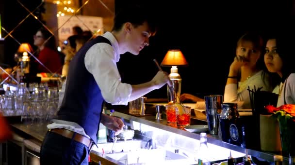 Barman připravuje alkoholického nápoje s ledem v nočním klubu. — Stock video