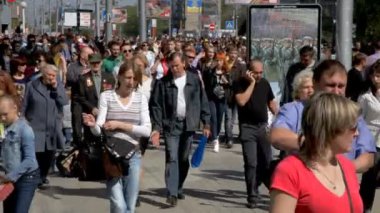 9-th zafer tatil olabilir - akışı meşgul insanlar kalabalık