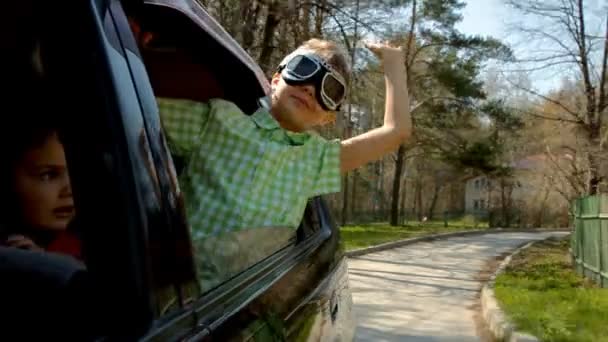 Niños felices mirando a través de la ventana del coche y divertirse — Vídeo de stock