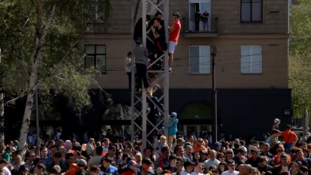 La gente se agolpa en el desfile por el 70 aniversario de la victoria en la Segunda Guerra Mundial — Vídeo de stock