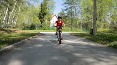 Çocuk Bisiklete binme - genç çocuk/Schaffhausen de yol Bisiklete binme.