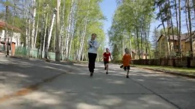 Baharda açık çalışan onun çocuk etkin anne