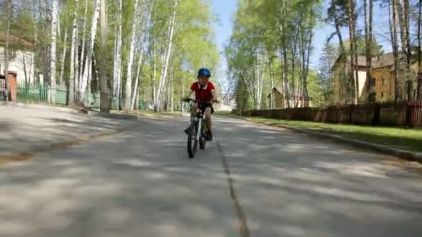 Fiatal fiú lovaglás saját kerékpár egy műút — Stock videók