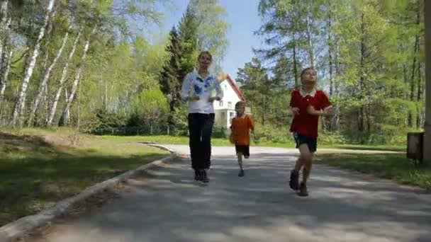 Gezonde familie samen uitgevoerd op de weg — Stockvideo