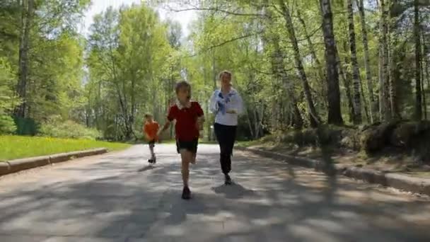 Famiglia attiva - madre e figli che corrono all'aperto — Video Stock