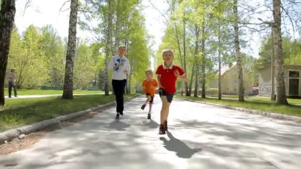 Madre e due ragazzi che corrono all'aperto in primavera — Video Stock