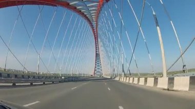 banliyö Rating gün, Ob Nehri, Novosibirsk, Rusya Bugrinsky köprüde sürüş pov.