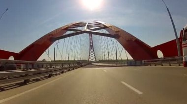 Ob Nehri, Novosibirsk, Rusya Bugrinsky köprüde trafik.
