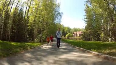 Etkin sağlıklı aile - anne ve iki çocuğu güneşli bir günde çalıştıran
