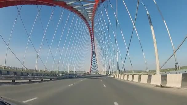 Jour de la circulation de banlieue, pov conduite sur le pont Bugrinsky sur la rivière Ob à Novossibirsk, Russie . — Video