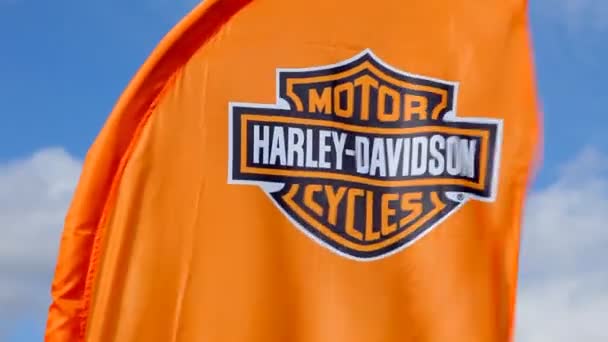 Motoriska Harley Davidson cykler orange flagga vajande på vinden mot blå himmel. — Stockvideo