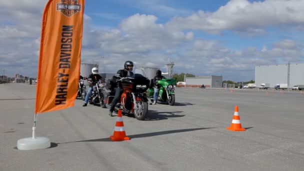 Oidentifierade motorcyklister börjar rida harley-davidson motorcyklar under semester harley-davidson - stora provtur. — Stockvideo