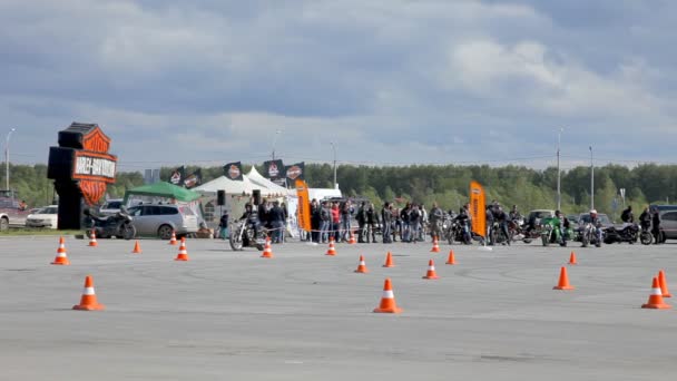 Novosibirsk, Ryssland, 23 maj 2015: holiday Harley-Davidson - stora provtur. — Stockvideo