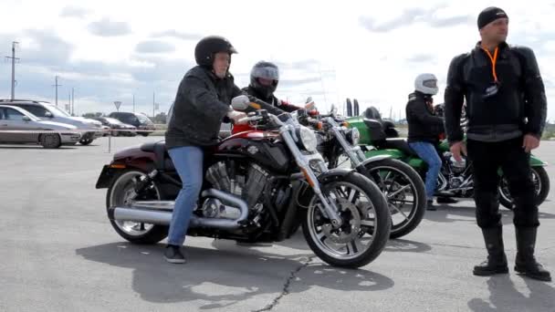 Muži na koni motocykly harley-davidson během velký test ride. — Stock video