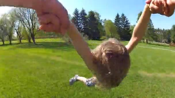 Dítě hrající v parku, matka Spinning její chlapeček — Stock video