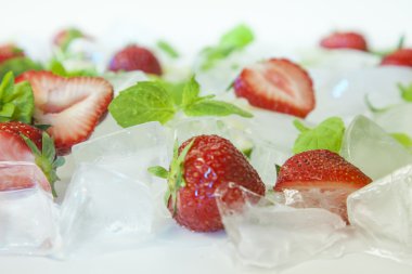 buz küpleri ve nane ile lezzetli çilek