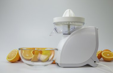 Meyve sıkacağı ve üzerinde beyaz izole portakal halfes