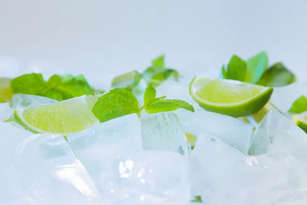 Cal en cubitos de hielo con menta — Foto de Stock