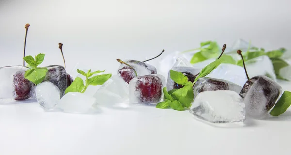 Cubos de cereza y hielo con hojas de menta — Foto de Stock