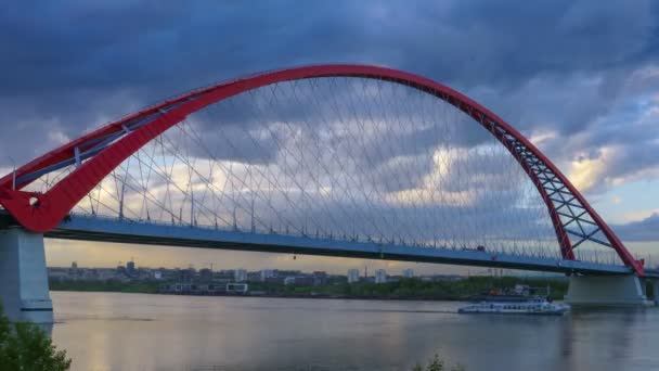 En vacker solnedgång över Bugrinskybron över floden Ob i Novosibirsk — Stockvideo