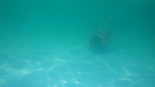 Underwater view boy swim in swimming pool. — Stock Video