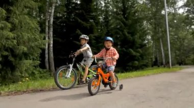 Sağlıklı çocuklar kardeşler birlikte bisiklet sürme